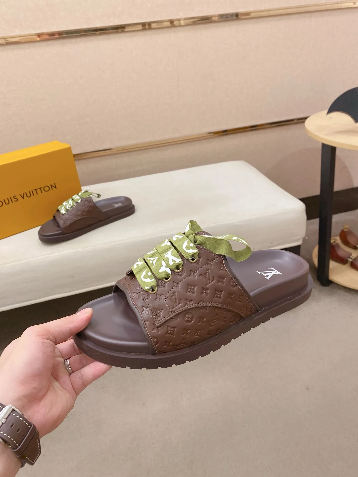 Men's shoes 💰: 340💰Made by LV🔍Top purchasing agents. Men's spring and summer slippers are available at the same counter. The uppers are imported cowhide from Italy, with logo graphics and high-quality craftsmanship. Soles: original soles specially provided by the original factory. Exclusive movable molded soles are super comfortable. Original goods follow orders. 🔍🔍High quality. You can enter and exit the counter at will. Welcome to compare. Size 38-44.